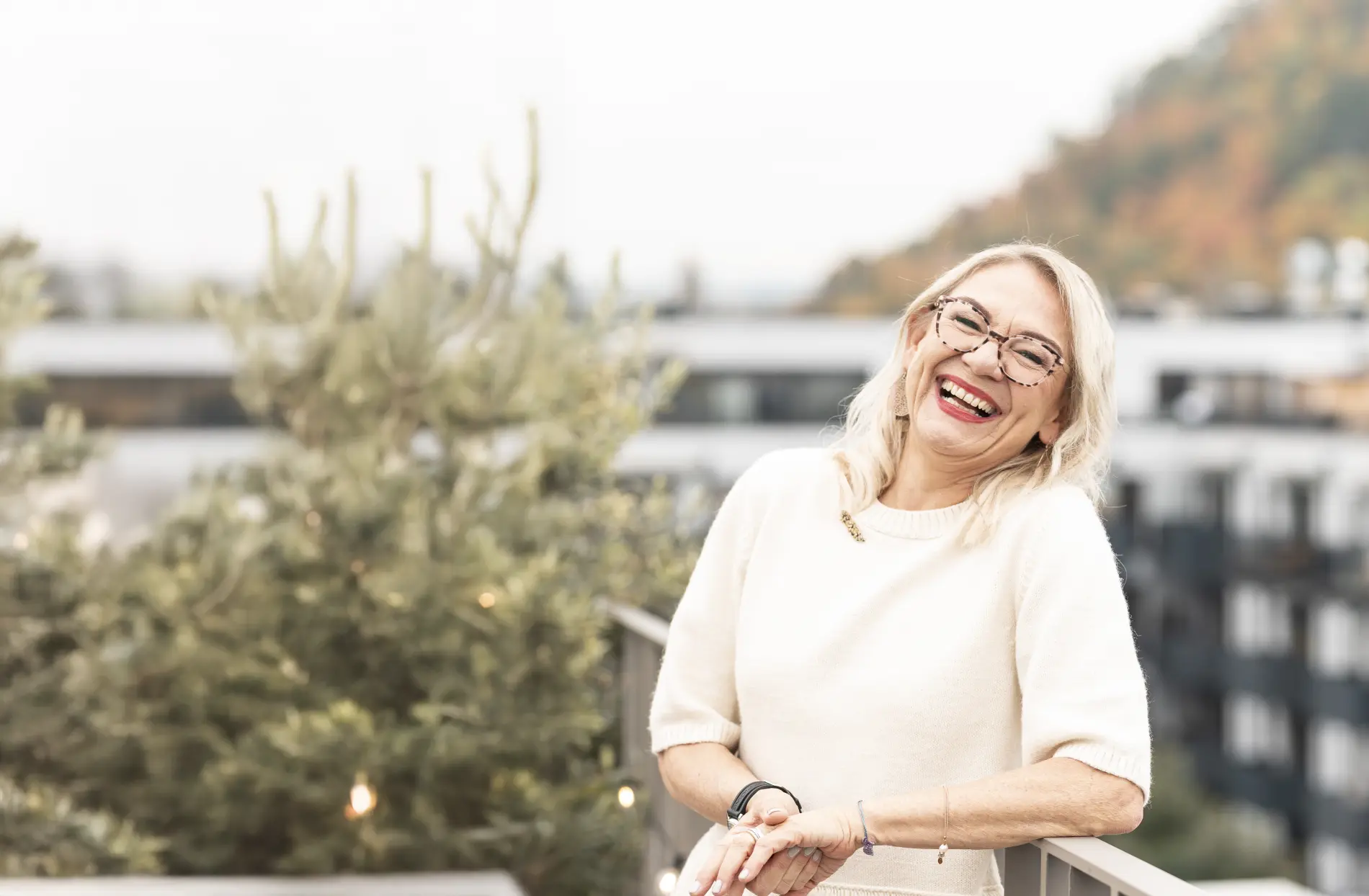 Martina Kohrgruber lachendes Portrait auf einer Dachterrasse